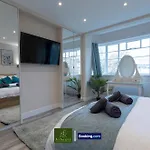 Three Bedroom Apartment By Arhouse Apartments Short Lets & Serviced Accommodation Willesden With Free Wi-Fi & Terrace