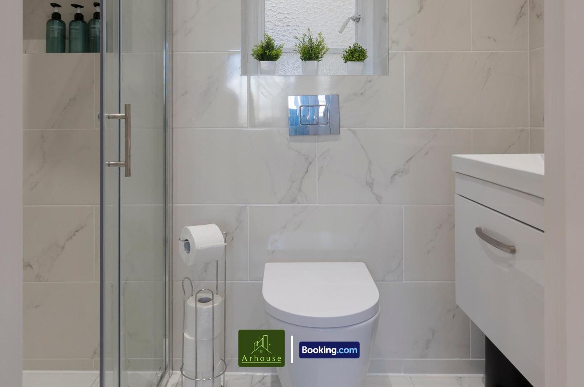 Three Bedroom By Arhouse Short Lets & Serviced Willesden With Free Wi-fi & Terrace Appartamento Londra