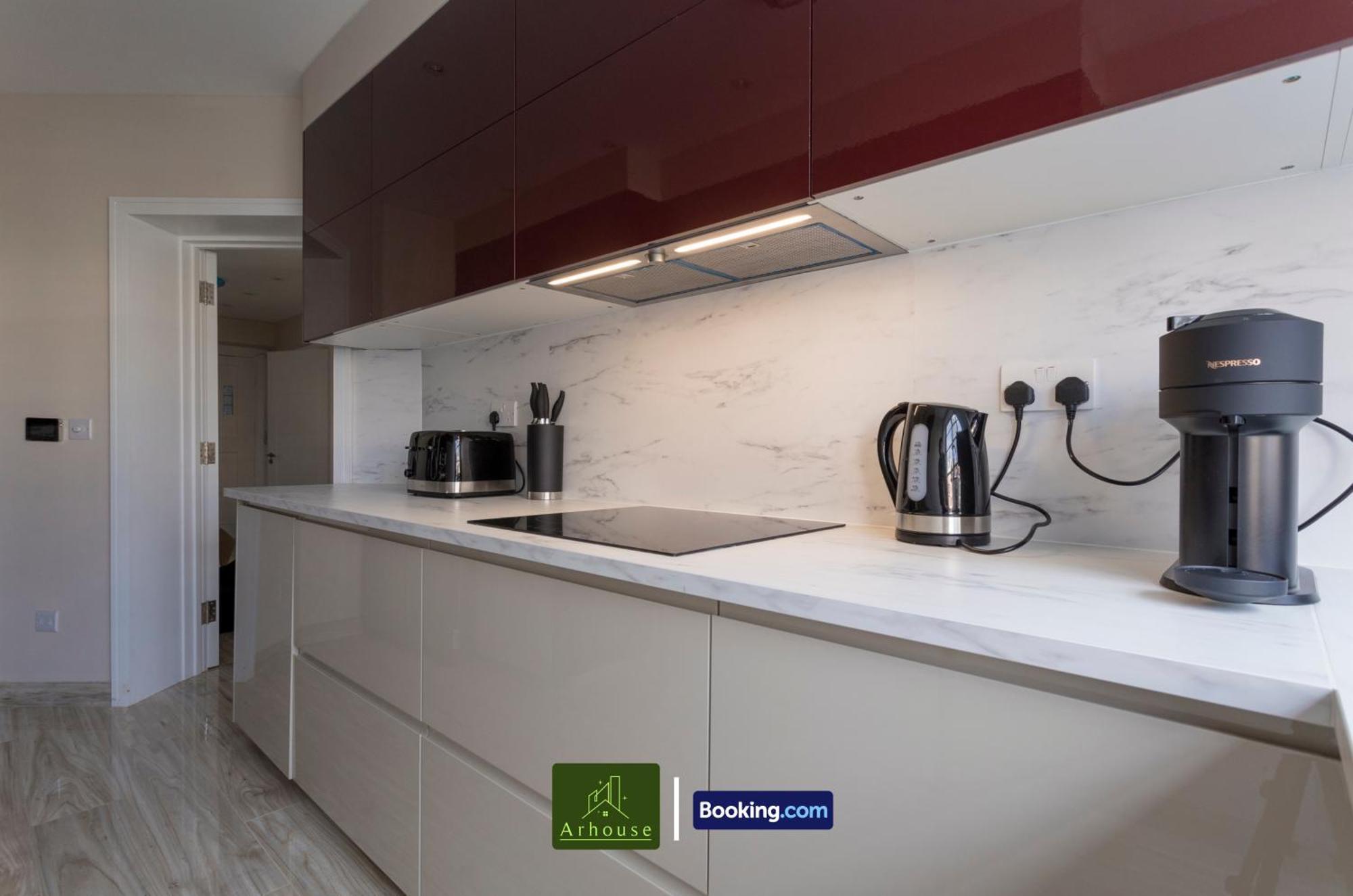 Three Bedroom By Arhouse Short Lets & Serviced Willesden With Free Wi-fi & Terrace Appartamento