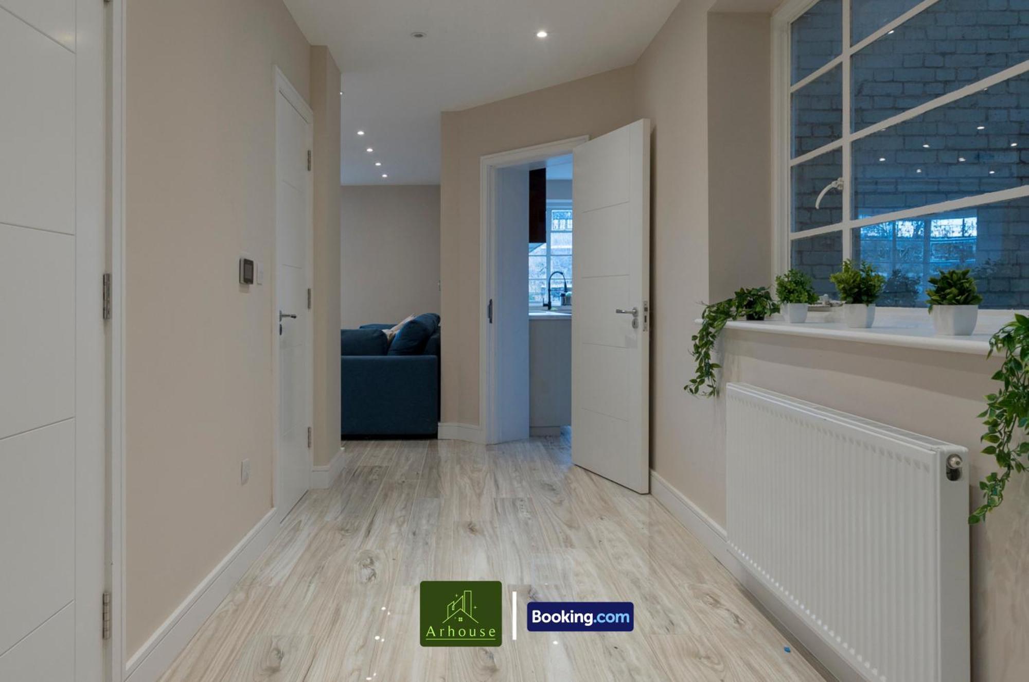 Appartamento Three Bedroom By Arhouse Short Lets & Serviced Willesden With Free Wi-fi & Terrace Londra