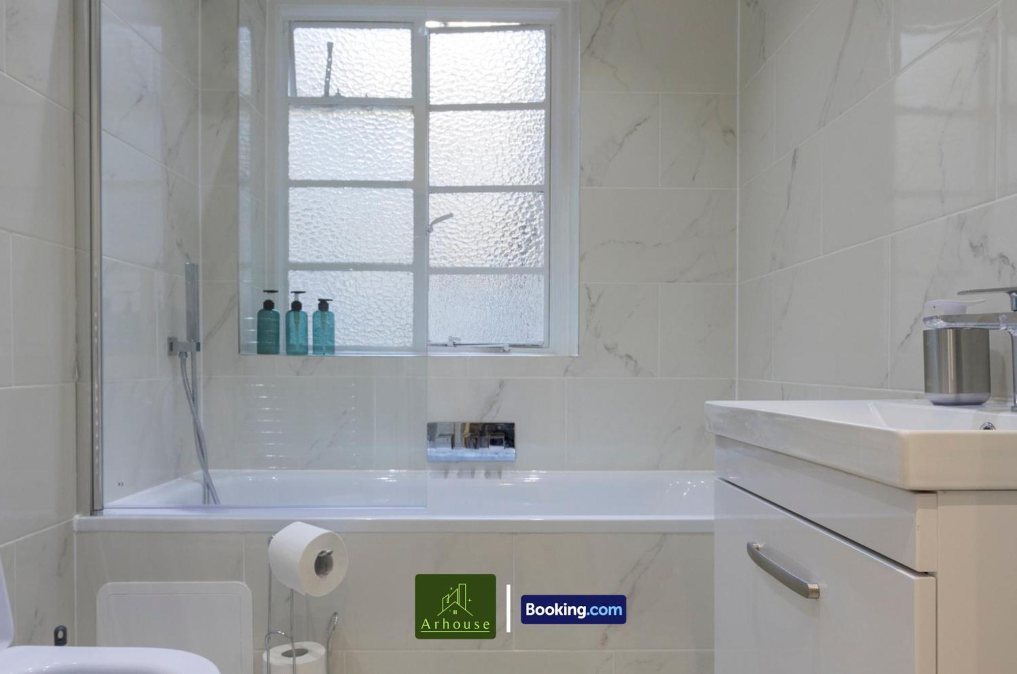 Three Bedroom By Arhouse Short Lets & Serviced Willesden With Free Wi-fi & Terrace Londra