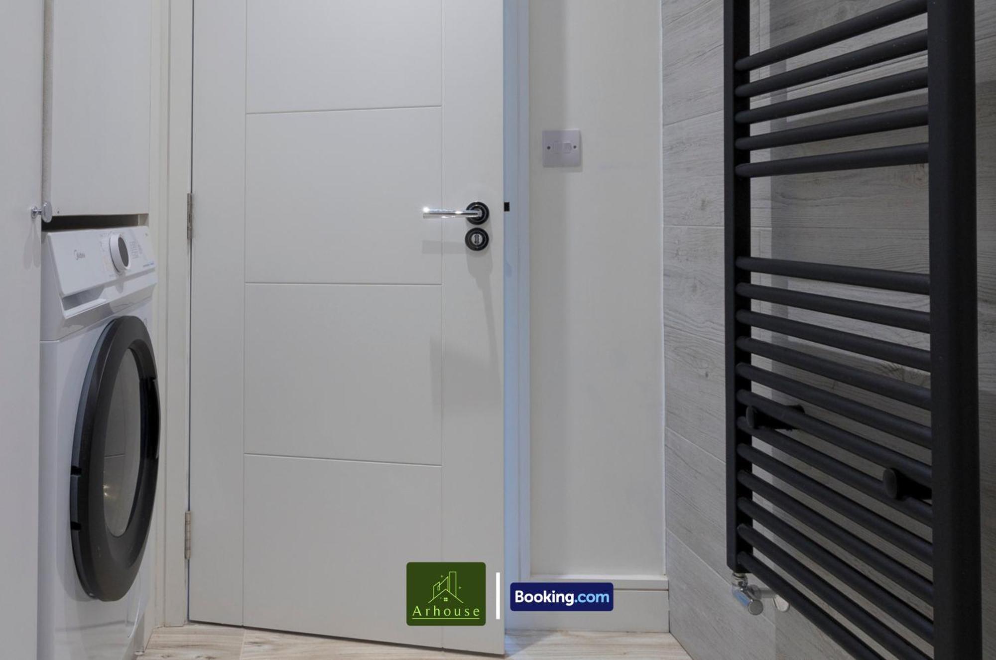 Three Bedroom By Arhouse Short Lets & Serviced Willesden With Free Wi-fi & Terrace Appartamento