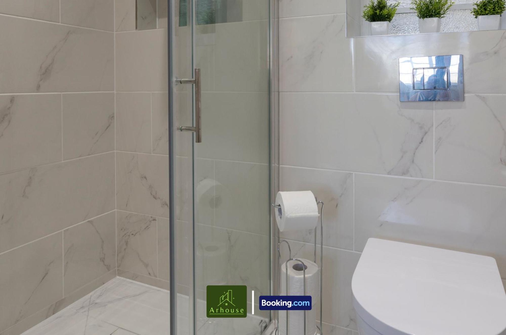Three Bedroom By Arhouse Short Lets & Serviced Willesden With Free Wi-fi & Terrace Londra