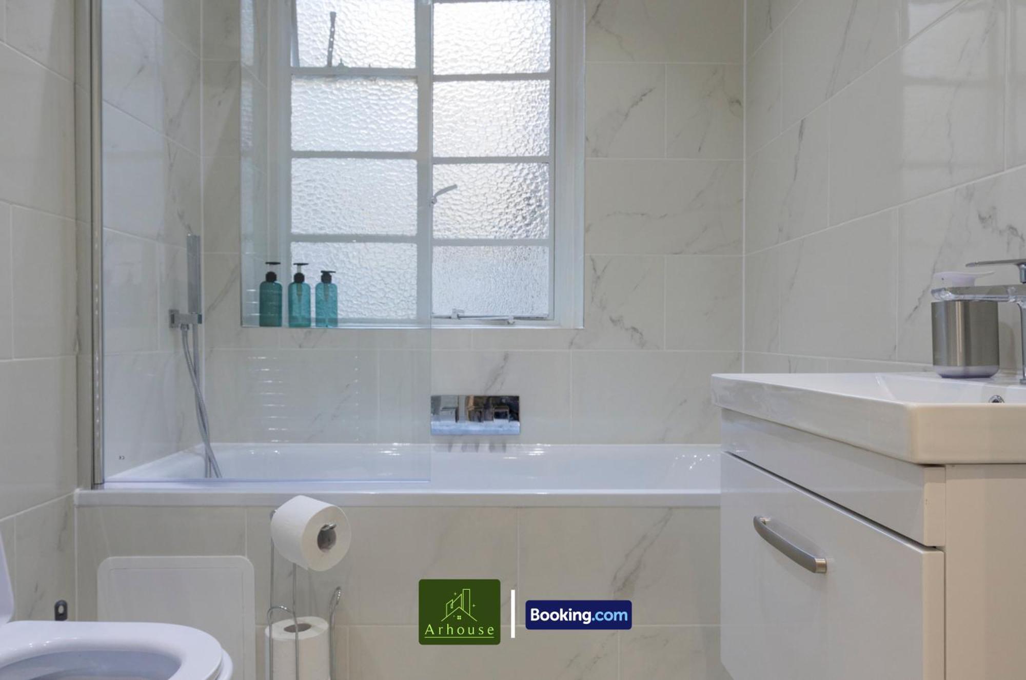 Three Bedroom By Arhouse Short Lets & Serviced Willesden With Free Wi-fi & Terrace Appartamento