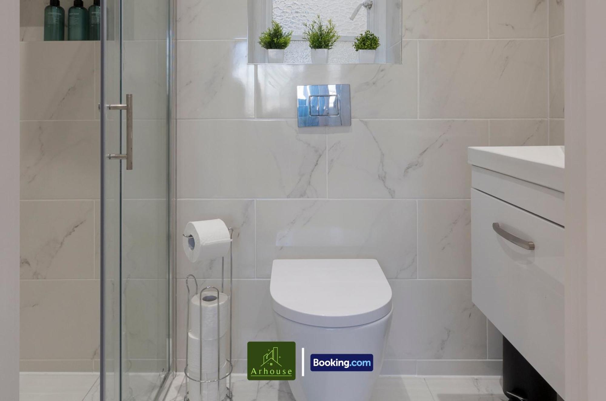 Three Bedroom By Arhouse Short Lets & Serviced Willesden With Free Wi-fi & Terrace Appartamento Londra