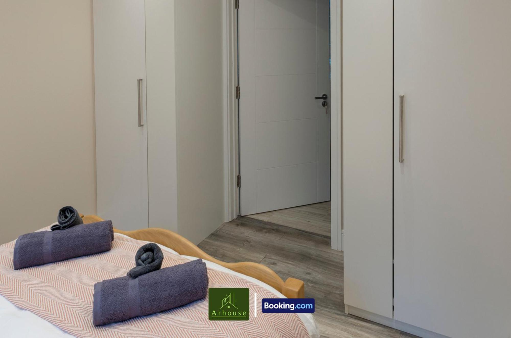 Three Bedroom By Arhouse Short Lets & Serviced Willesden With Free Wi-fi & Terrace *