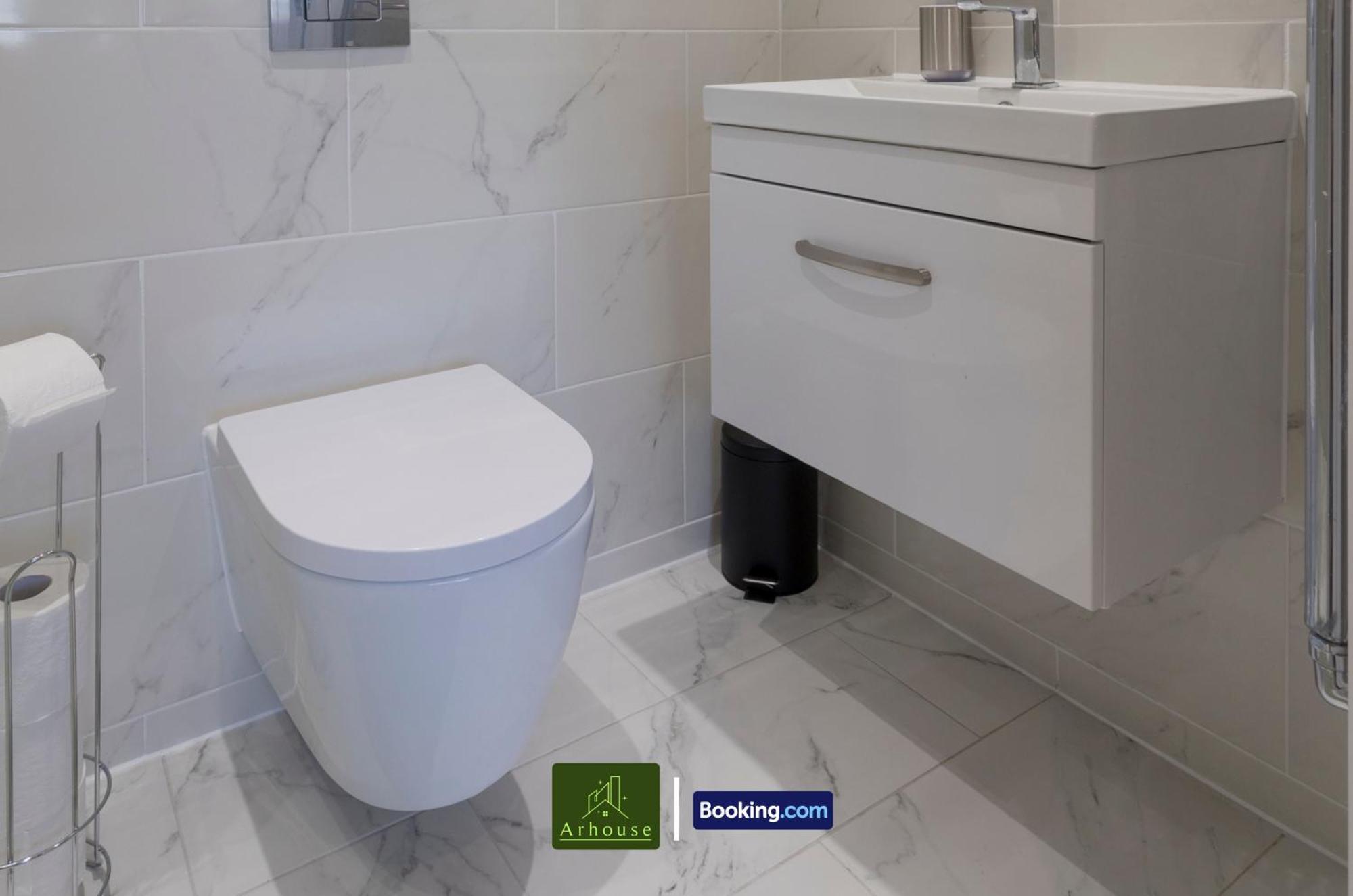Three Bedroom By Arhouse Short Lets & Serviced Willesden With Free Wi-fi & Terrace Londra