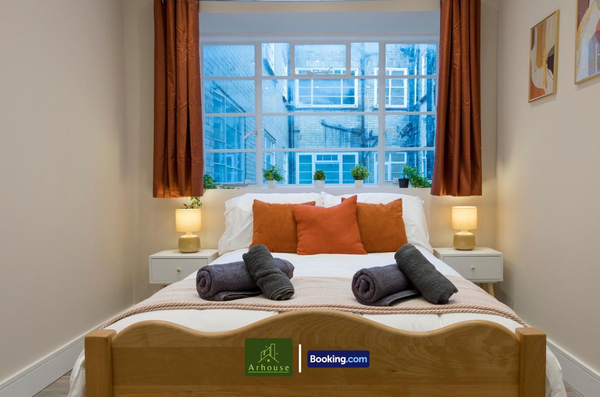 Three Bedroom By Arhouse Short Lets & Serviced Willesden With Free Wi-fi & Terrace Apartment *